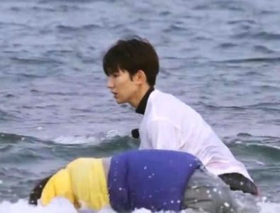 杨超越被海浪冲倒,妆容全花暴露真实颜值,网友:上天是公平的