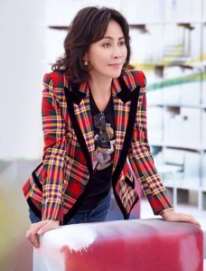 54岁刘嘉玲晒爬山照 素颜状态好充满青春活力