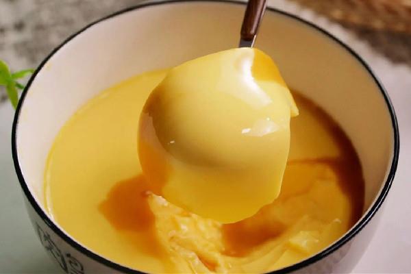 鸡蛋羹蒸出来有蜂窝煤是怎么回事啊 鸡蛋羹为什么中间不凝固 鸡蛋羹蒸出来有蜂窝煤是怎么回事啊 鸡蛋羹为什么中间不凝固