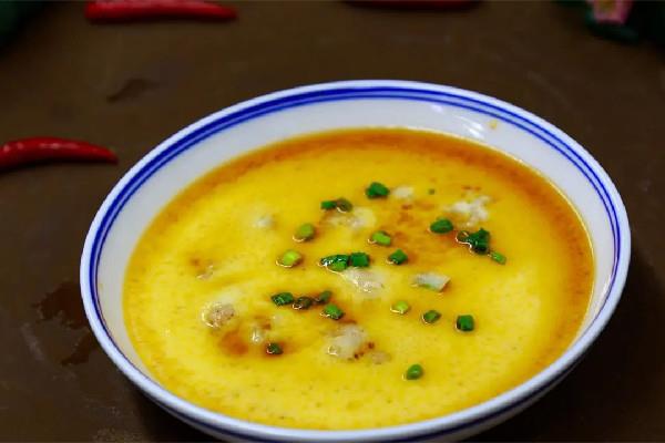 鸡蛋羹蒸出来有蜂窝煤是怎么回事啊 鸡蛋羹为什么中间不凝固 鸡蛋羹蒸出来有蜂窝煤是怎么回事啊 鸡蛋羹为什么中间不凝固