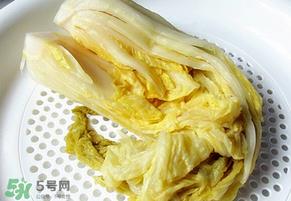 腌酸菜放多少盐？腌酸菜放盐比例