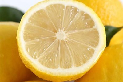 ​柠檬吃新鲜的好还是干的好 柠檬可以放保温杯里泡吗