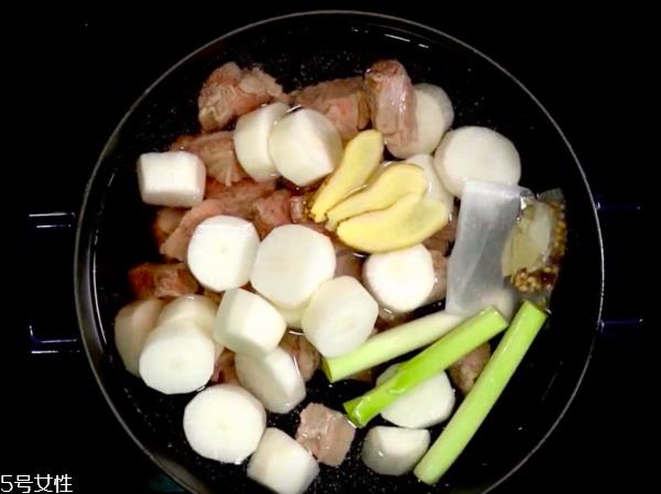 清炖白萝卜牛腩汤的做法与步骤图 清炖白萝卜牛腩汤的做法与步骤图