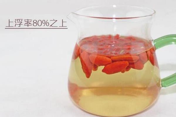 枸杞泡水漂上来好吗 好枸杞倒水后立马上浮