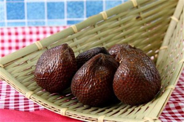 蛇皮果里面长什么样 果肉很鲜嫩 蛇皮果里面长什么样 果肉很鲜嫩