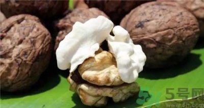 ​新鲜核桃和干核桃哪个营养价值高?新鲜核桃的功效与作用