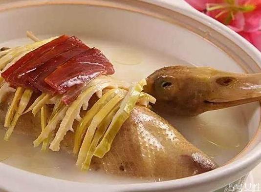 鸭子汤用高压锅压多久 鸭子汤里炖什么好吃