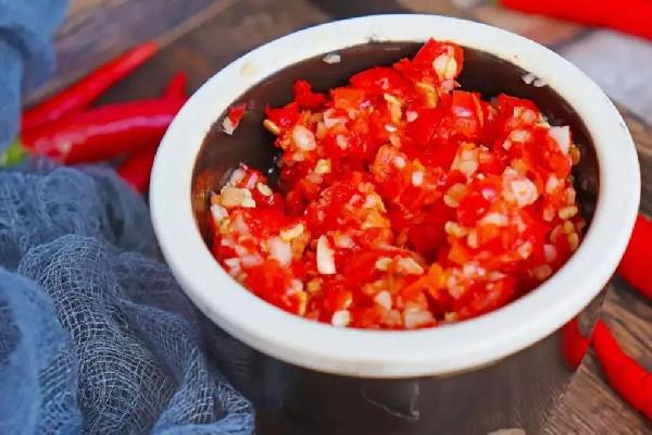 剁椒酱会产生亚硝酸盐吗 剁椒酱要不要在锅里炒熟 剁椒酱会产生亚硝酸盐吗 剁椒酱要不要在锅里炒熟