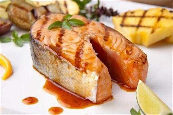 三文鱼隔夜还能吃吗 看保存状况 三文鱼隔夜还能吃吗 看保存状况