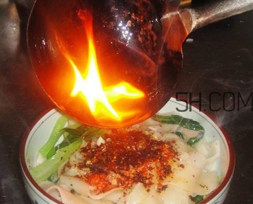 油泼面用什么油 油泼面用什么酱油