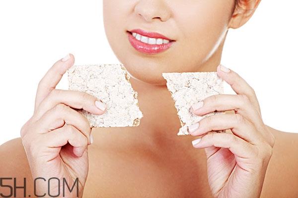 吃饭前要把口红擦掉吗 口红吃进去会有危害么