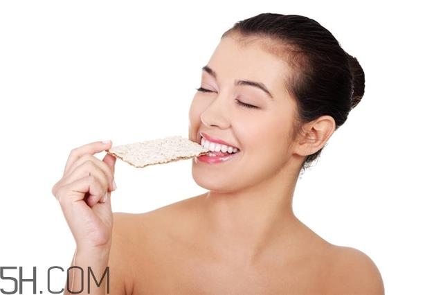 吃饭前要把口红擦掉吗 口红吃进去会有危害么