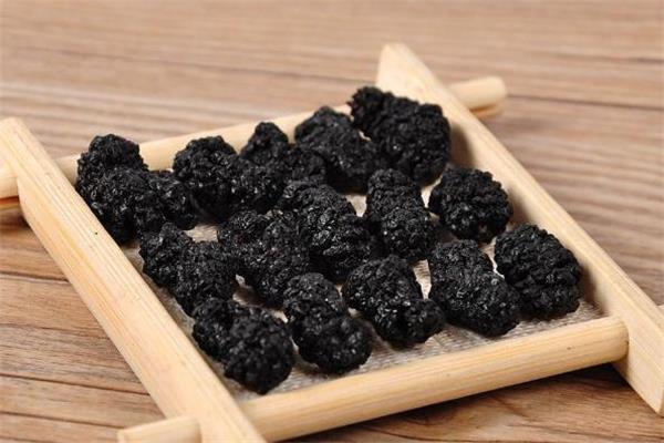 桑葚干泡水一天喝几杯 桑葚干泡水每天喝多少