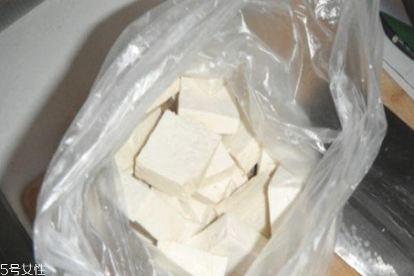 冻豆腐是老豆腐冻的吗 冻豆腐的功效