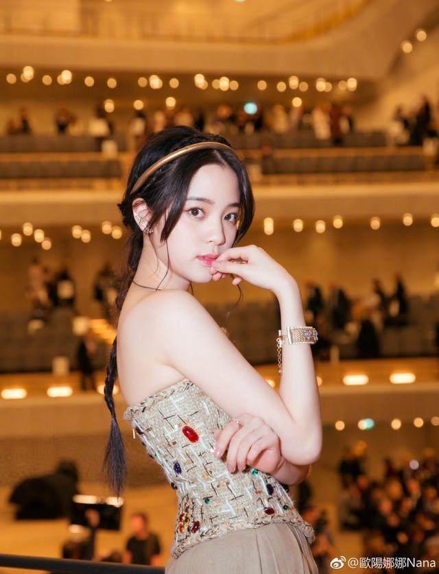 欧阳娜娜工作室频作妖,手滑点赞又甩锅,您能长点心吗?