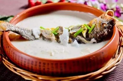 ​煮鱼汤是用热水还是冷水 鱼汤怎么能煮白
