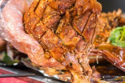 ​烤全羊是用几个月的羊 这么大的羊最好