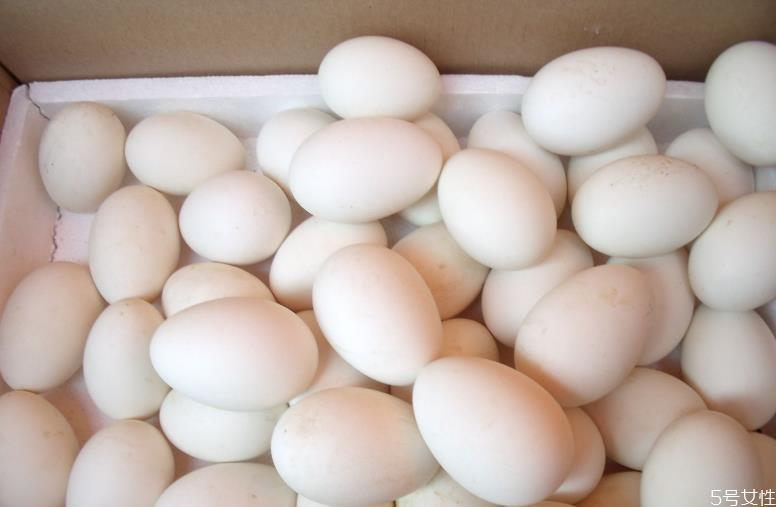 煮熟的鹅蛋蛋清发黑是怎么回事 鹅蛋是冷水下锅还是热水