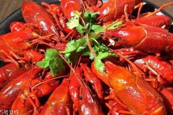 小龙虾虾线怎么挑出来 洗虾被扎伤怎么办