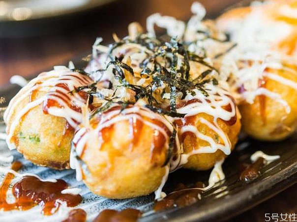 章鱼小丸子上面撒的是什么 章鱼小丸子上面撒的为什么会动