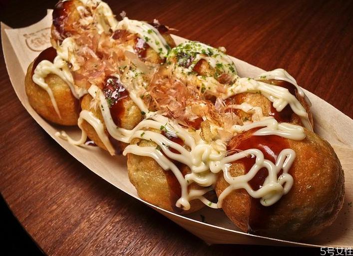 章鱼小丸子上面撒的是什么 章鱼小丸子上面撒的为什么会动