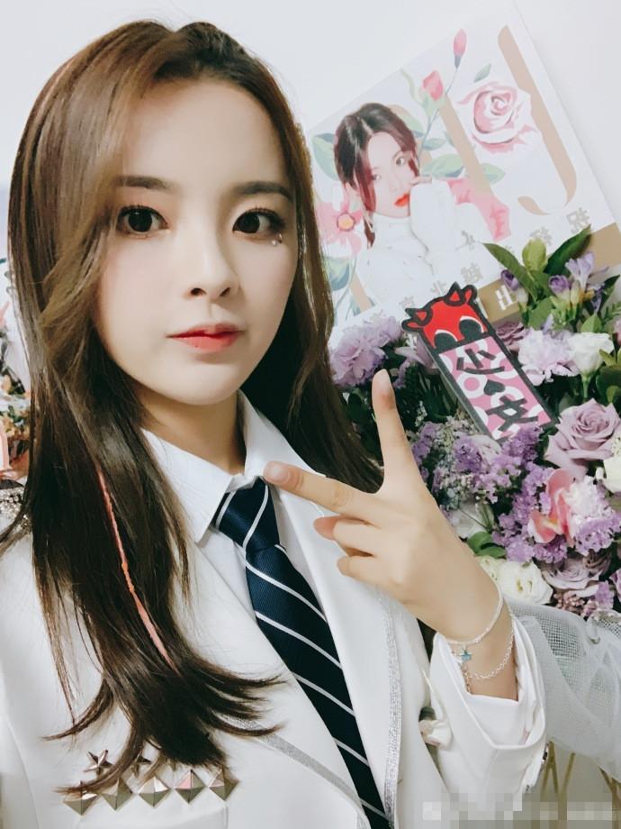 杨超越未出名前视频曝光!被男主播反复骚扰,曾想要超越范冰冰