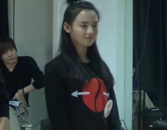 杨超越未出名前视频曝光!被男主播反复骚扰,曾想要超越范冰冰