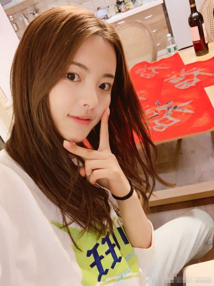 杨超越未出名前视频曝光!被男主播反复骚扰,曾想要超越范冰冰