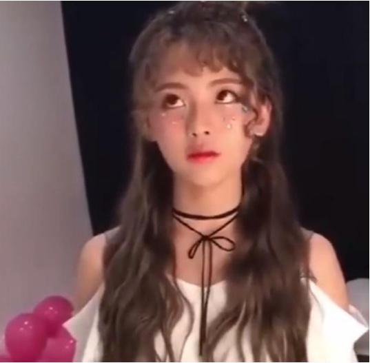 杨超越未出名前视频曝光!被男主播反复骚扰,曾想要超越范冰冰