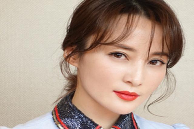 她一哭就让人心疼不已,纵使年华老去,仍让人心生怜惜