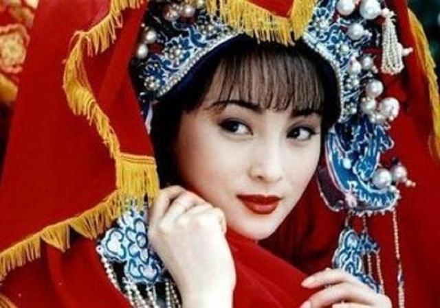 她一哭就让人心疼不已,纵使年华老去,仍让人心生怜惜