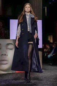 杨幂被网友封黑丝女王,想把黑丝穿得清新脱俗,怎么搭配最是关键