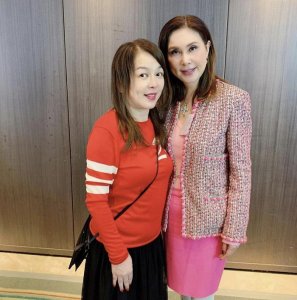 54岁陈加玲出席聚会罕露脸,退圈后经商成富婆,身家过亿至今未婚