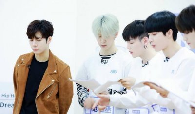 《以团之名》开播就高能,网友:不该嘲笑土偶土创