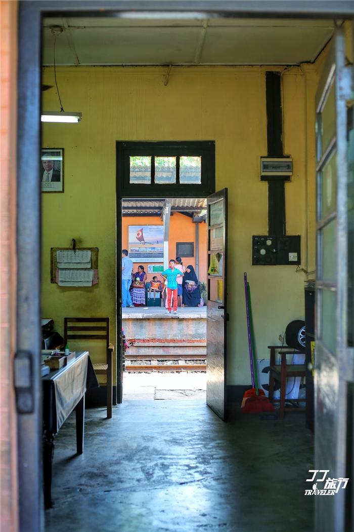 宫崎骏动画片《千与千寻》中在海面上前行的小火车原型在斯里兰卡