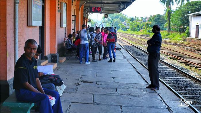 宫崎骏动画片《千与千寻》中在海面上前行的小火车原型在斯里兰卡