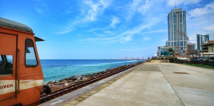 宫崎骏动画片《千与千寻》中在海面上前行的小火车原型在斯里兰卡