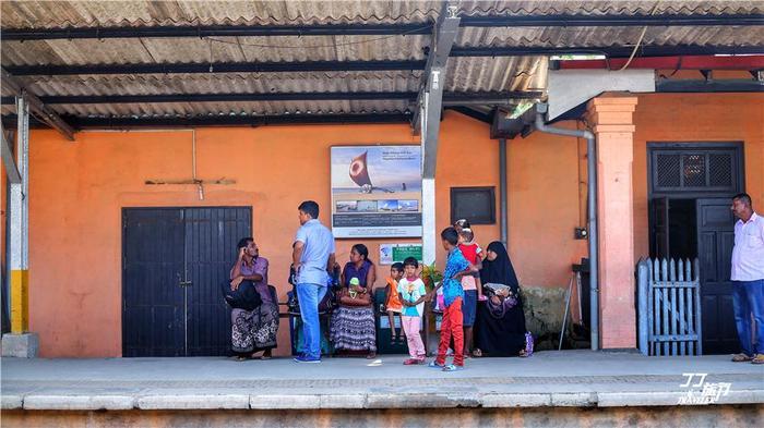 宫崎骏动画片《千与千寻》中在海面上前行的小火车原型在斯里兰卡