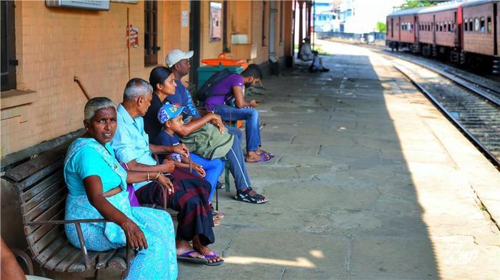 宫崎骏动画片《千与千寻》中在海面上前行的小火车原型在斯里兰卡