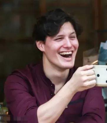 周华健混血儿子近照曝光!比亲爹还老?老外为何都显老?