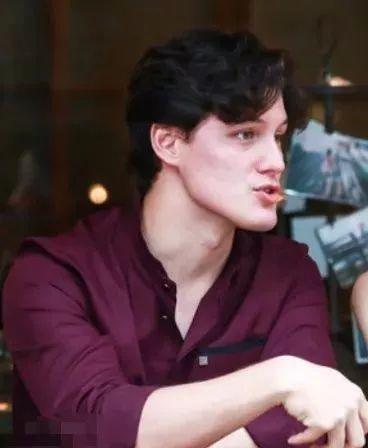 周华健混血儿子近照曝光!比亲爹还老?老外为何都显老?