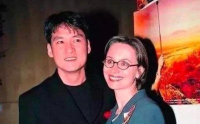 周华健妻子严重衰老看起来像母子,知道衰老原因后,网友纷纷感动