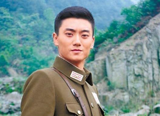 她出道42年零绯闻,嫁给大学同学恩爱36年,今35岁的儿子比父亲帅