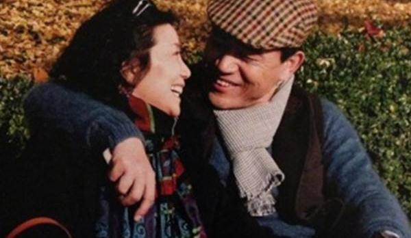 她出道42年零绯闻,嫁给大学同学恩爱36年,今35岁的儿子比父亲帅