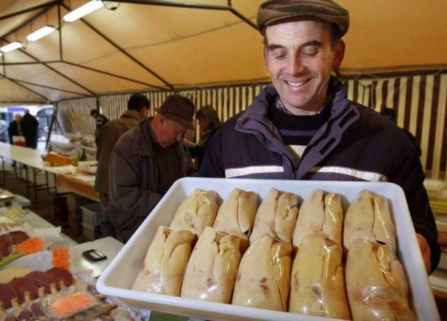镜头下：它是世界上售价最贵的美食之一，但制作流程却非常残忍