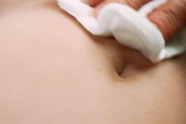 肚脐眼里的泥太多，还发臭，能抠吗？3个清理方法，还你干净肚脐