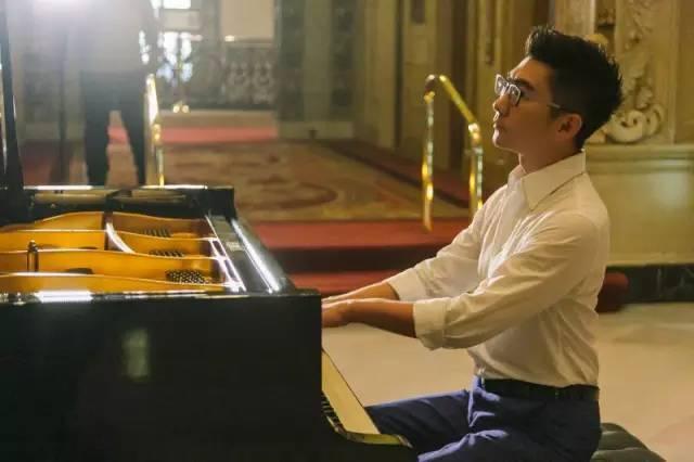 世界级钢琴家 和李云迪齐名 离婚后带着8岁儿子 娶了旗袍女皇陈数