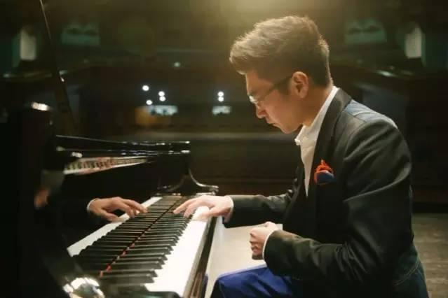 世界级钢琴家 和李云迪齐名 离婚后带着8岁儿子 娶了旗袍女皇陈数