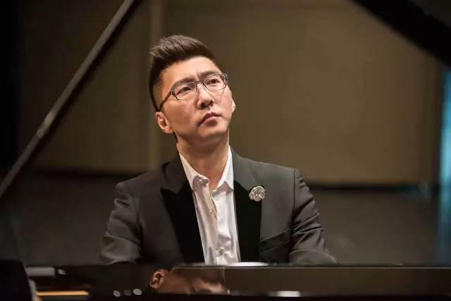 世界级钢琴家 和李云迪齐名 离婚后带着8岁儿子 娶了旗袍女皇陈数