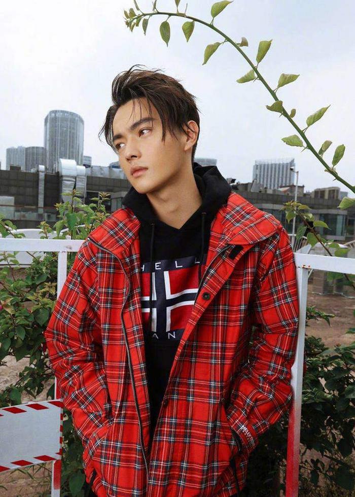 许凯《招摇》中是妻奴，现实中时尚照风格多变，非常有男人味